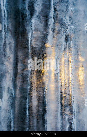 Belle texture glace éclairé par derrière. Glace et soleil, chaud et froid, l'hiver et le printemps, concept de résistance Banque D'Images