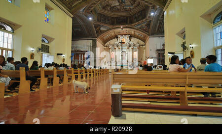 Anda, Philippines - Le 5 janvier 2018 : les croyants avant la messe dans l'Église catholique. Anda Banque D'Images