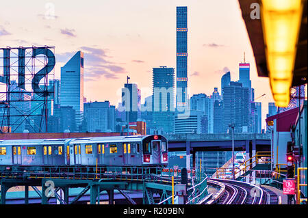 New York Subway train no 7, Long Island City, Queens Queensboro Plaza, New York City Banque D'Images