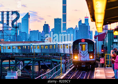 New York Subway train no 7, Long Island City, Queens Queensboro Plaza, New York City Banque D'Images