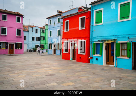 Vue de la maisons aux couleurs vives en Burano istand, Venise, Italie Banque D'Images