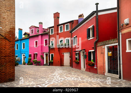 Vue de la maisons aux couleurs vives en Burano istand, Venise, Italie Banque D'Images