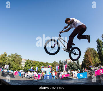 KAZAKHSTAN ALMATY - août 28, 2016 : la concurrence extrême en milieu urbain, où la ville les athlètes concourent dans les disciplines : planche à roulettes, patins à roulettes, BMX. Stunt Bmx effectuée en haut de la mini rampe sur un skatepark. Banque D'Images