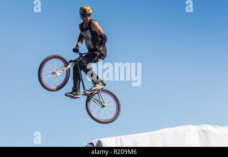 KAZAKHSTAN ALMATY - août 28, 2016 : la concurrence extrême en milieu urbain, où la ville les athlètes concourent dans les disciplines : planche à roulettes, patins à roulettes, BMX. Stunt Bmx effectuée en haut de la mini rampe sur un skatepark. Banque D'Images