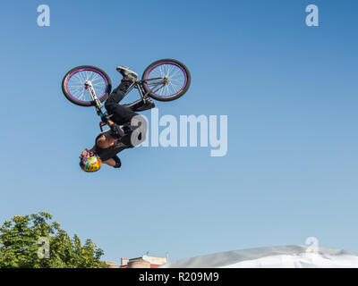 KAZAKHSTAN ALMATY - août 28, 2016 : la concurrence extrême en milieu urbain, où la ville les athlètes concourent dans les disciplines : planche à roulettes, patins à roulettes, BMX. Stunt Bmx effectuée en haut de la mini rampe sur un skatepark. Banque D'Images