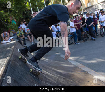 KAZAKHSTAN ALMATY - août 28, 2016 : la concurrence extrême en milieu urbain, où la ville les athlètes concourent dans les disciplines : planche à roulettes, patins à roulettes, BMX. Faire un tour dans la planche skate park Banque D'Images