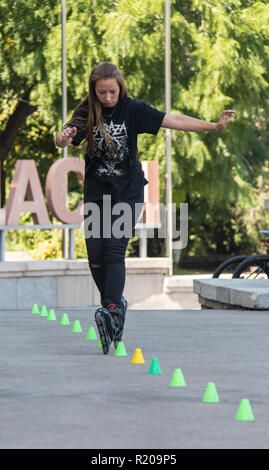 KAZAKHSTAN ALMATY - août 28, 2016 : la concurrence extrême en milieu urbain, où la ville les athlètes concourent dans les disciplines : planche à roulettes, patins à roulettes, BMX. Stunt Bmx effectuée en haut de la mini rampe sur un skatepark.obtenir loin du bureau ! - Prise grand angle, peu de flou Banque D'Images