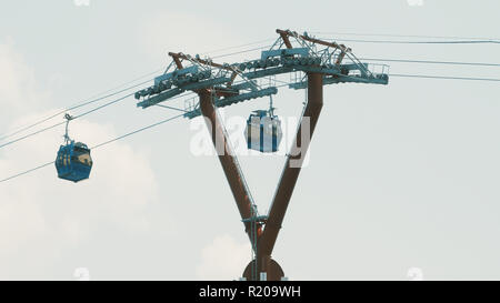 Téléphérique de Vinpearl amusement park dans le soleil du matin pour attirer les touristes pour le week-end de détente dans Nha Trang, Viêt Nam Banque D'Images