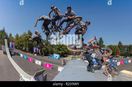 KAZAKHSTAN ALMATY - août 28, 2016 : la concurrence extrême en milieu urbain, où la ville les athlètes concourent dans les disciplines : planche à roulettes, patins à roulettes, BMX. Stunt Bmx effectuée en haut de la mini rampe sur un skatepark. Banque D'Images