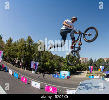 KAZAKHSTAN ALMATY - août 28, 2016 : la concurrence extrême en milieu urbain, où la ville les athlètes concourent dans les disciplines : planche à roulettes, patins à roulettes, BMX. Stunt Bmx effectuée en haut de la mini rampe sur un skatepark. Banque D'Images