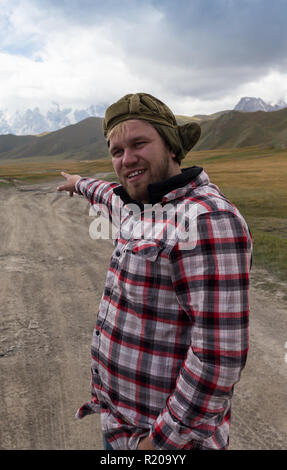 Portrait of Young Handsome Man Smiling Outdoor Banque D'Images