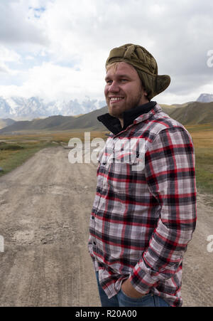 Portrait of Young Handsome Man Smiling Outdoor Banque D'Images