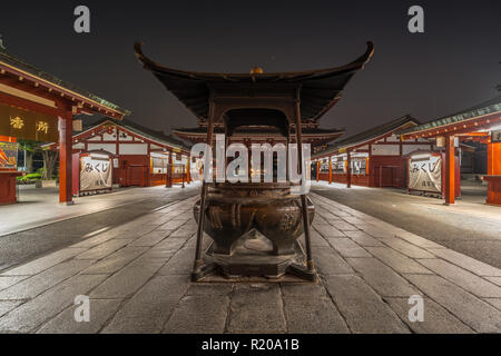 Taito Ward, Tokyo - 2 août 2018 : Jokoro (Encens) Le Temple Senso-ji la fin de scène de nuit pas de personnes. Hozomon gate dans l'arrière-plan. Banque D'Images