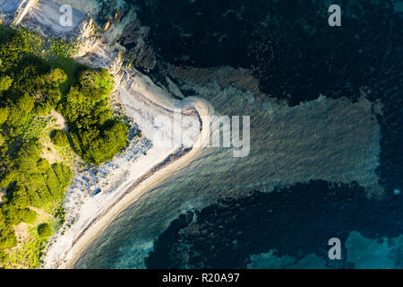 Vue aérienne d'une belle plage sauvage baignée par une mer claire et transparente. Sardaigne, Italie. Banque D'Images