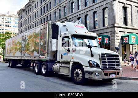 Camion local américain arrêté sur la rue de Dunkin Donuts de livraison pour 7-Eleven shop, Boston, Massachusetts Banque D'Images