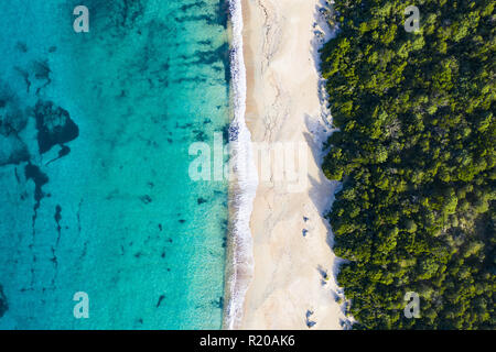 Vue aérienne d'une incroyable plage sauvage baignée par une mer turquoise et transparente. Sardaigne, Italie. Banque D'Images