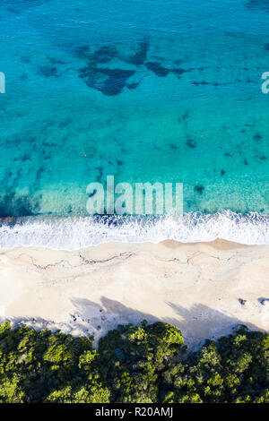 Vue aérienne d'une incroyable plage sauvage baignée par une mer turquoise et transparente. Sardaigne, Italie. Banque D'Images