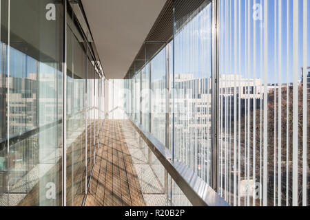 Vitrage gravé de volume sur le toit. Maison de l'histoire européenne, Bruxelles, Bruxelles, Belgique. Architecte : Chaix & Morel et associés, 2017. Banque D'Images