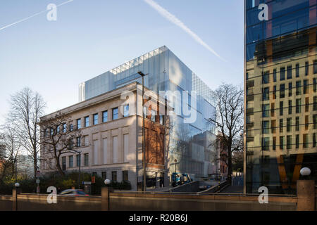 Élévation latérale de façade en verre existantes et nouvelles de l'autre côté de la rue. Maison de l'histoire européenne, Bruxelles, Bruxelles, Belgique. Architecte : Chaix & Morel et un Banque D'Images