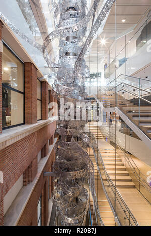 Escalier suspendu en porte-à-faux et la sculpture. Maison de l'histoire européenne, Bruxelles, Bruxelles, Belgique. Architecte : Chaix & Morel et associés, 2017. Banque D'Images