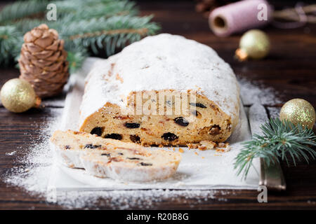 Stollen de Noël gâteau. Dresdner traditionnelle pâtisserie christ avec massepain et les raisins secs. Close up. Banque D'Images