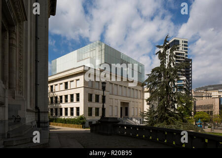 Corner une élévation de l'entrée principale. Maison de l'histoire européenne, Bruxelles, Bruxelles, Belgique. Architecte : Chaix & Morel et associés, 2017. Banque D'Images