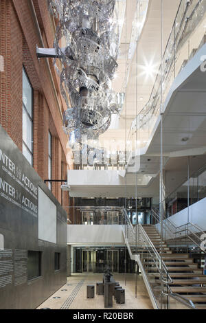 Hall d'entrée avec escalier suspendu et la sculpture. Maison de l'histoire européenne, Bruxelles, Bruxelles, Belgique. Architecte : Chaix & Morel et associés, Banque D'Images