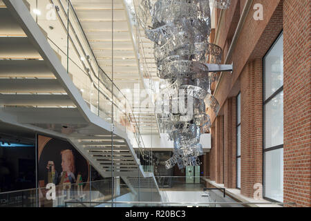 Hall d'accueil avec escalier suspendu et la sculpture. Maison de l'histoire européenne, Bruxelles, Bruxelles, Belgique. Architecte : Chaix & Morel et associés, 2017. Banque D'Images