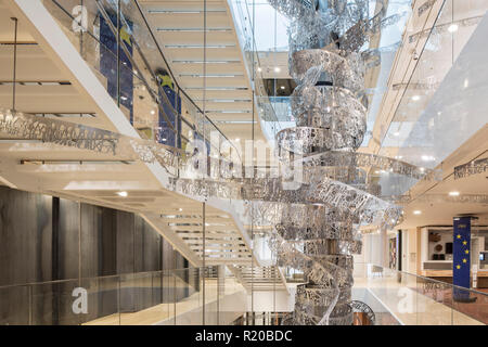 Lightwell, escalier suspendu et la sculpture. Maison de l'histoire européenne, Bruxelles, Bruxelles, Belgique. Architecte : Chaix & Morel et associés, 2017. Banque D'Images