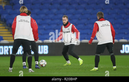 Christian Eriksen du Danemark au cours de la session de formation à la Cardiff City Stadium, Cardiff. Banque D'Images