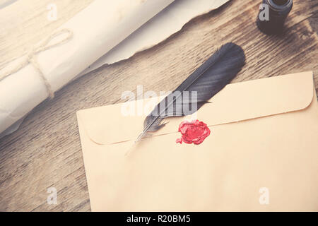 Ancienne plume, enveloppe, la cire sur table en bois Banque D'Images