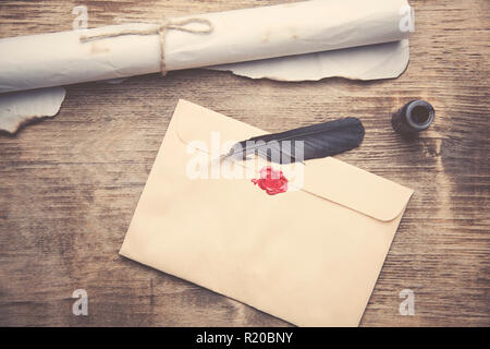 Ancienne plume, enveloppe, la cire sur table en bois Banque D'Images