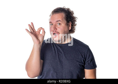 Montre homme drôle Fat ok sign, démontre que tout va bien, les gestes contre mur blanc Banque D'Images