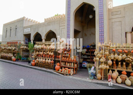 Nizwa Nizwa, dans le marché de la poterie populaire cadeaux et souvenirs, Oman Banque D'Images