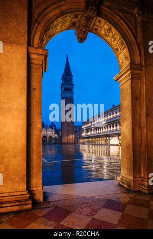 La Place St Marc et de la cathédrale, la Piazza San Marco et Basilica di San Marco, Venise, Vénétie, Italie, Europe Province Banque D'Images