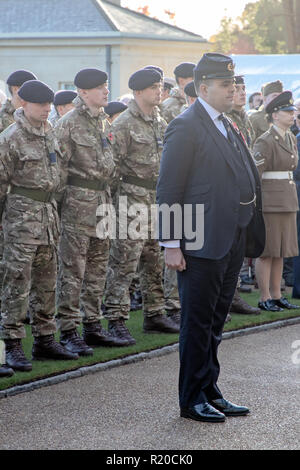 Journée des anciens combattants Service au Cimetière Américain. Matthew O'Neill, fils de l'Union des anciens combattants de la guerre civile rend hommage - Armée britannique en arrière-plan Banque D'Images