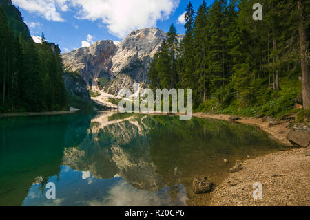 La vue étonnante de Lago di Braies (Pragser Wildsee), l'un des plus beau lac au Tyrol du sud, montagnes des Dolomites, Italie. Banque D'Images