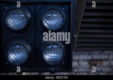 Lumières pour tournage sur l'arrière-plan de la chambre industrielle. Banque D'Images