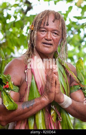 L'esprit des forêts, énigmatique et herboriste traditionnel guide trek Pa, Pa de Treks, l'île sur une croix à travers l'île de Rarotonga. Banque D'Images