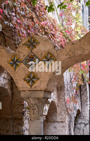 Détail du cloître au Les Jardins de la Villa Cimbrone, Ravello, Côte Amalfitaine, dans le sud de l'Italie.