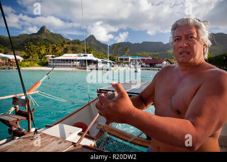 Navigateur maître Tua Pittman à bord le Marumaru Atua, Voile de Rarotonga aux îles Cook. Banque D'Images