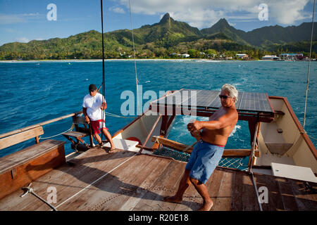 Navigateur maître Tua Pittman à bord le Marumaru Atua, Voile de Rarotonga aux îles Cook. Banque D'Images