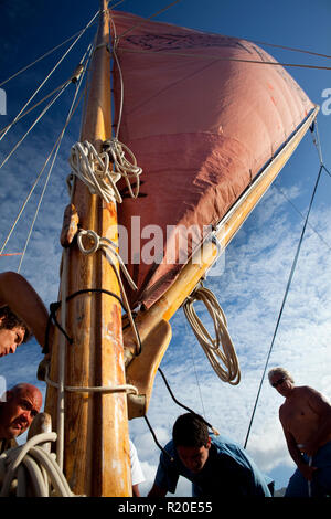 Toutes voiles dehors sur le Marumaru Atua, une moderne de 22 mètres "vaka" construit dans le style traditionnel polynésien de trans-océanique voyageant des navires. Banque D'Images