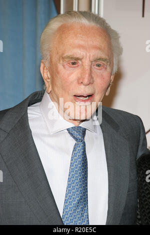 Kirk Douglas 10/11/05 La Fondation du coeur Gala Anne Douglas et Kirk Douglas @ Beverly Hilton Hotel, Los Angeles Photo de Fuminori Kaneko/HNW / PictureLux (11 octobre 2005) Banque D'Images