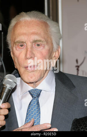 Kirk Douglas 10/11/05 La Fondation du coeur Gala Anne Douglas et Kirk Douglas @ Beverly Hilton Hotel, Los Angeles Photo de Fuminori Kaneko/HNW / PictureLux (11 octobre 2005) Banque D'Images