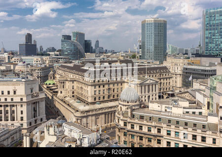 Vue sur l'horizon sur le toit de la Banque d'Angleterre, Threadneedle Street, City of London financial district, EC2 avec Angel Cour et Maison du Maure derrière Banque D'Images