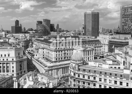 Vue sur l'horizon sur le toit de la Banque d'Angleterre, Threadneedle Street, City of London financial district, EC2 avec Angel Cour et Maison du Maure derrière Banque D'Images