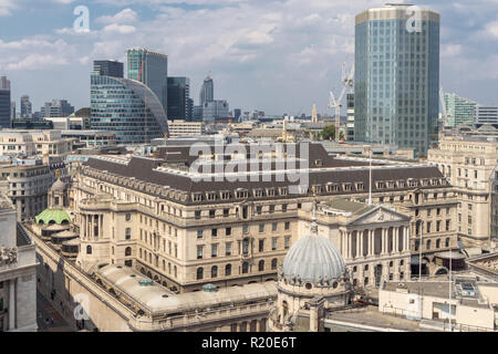 Vue sur l'horizon sur le toit de la Banque d'Angleterre, Threadneedle Street, City of London, EC2 avec Angel Cour et Maison du Maure derrière Banque D'Images