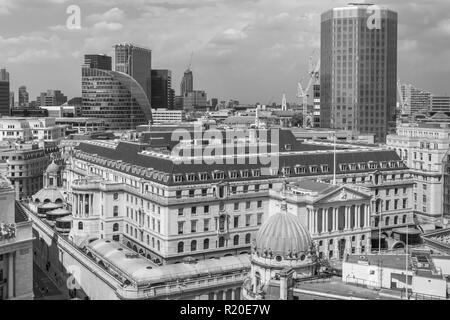 Vue sur l'horizon sur le toit de la Banque d'Angleterre, Threadneedle Street, City of London, EC2 avec Angel Cour et Maison du Maure derrière Banque D'Images