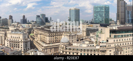 Vue sur le toit de la Banque d'Angleterre, Threadneedle Street, City of London, EC2 avec Angel Cour, Tour de la Bourse, Maison du Maure, Tour 42 derrière Banque D'Images